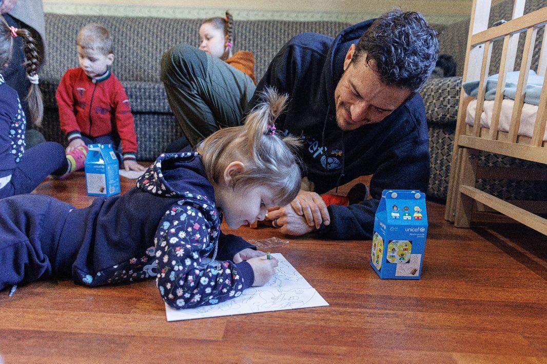 Orlando Bloom a vizitat un centru pentru copiii afectaţi de război în Ucraina. Actorul s-a întâlnit şi cu Zelenski