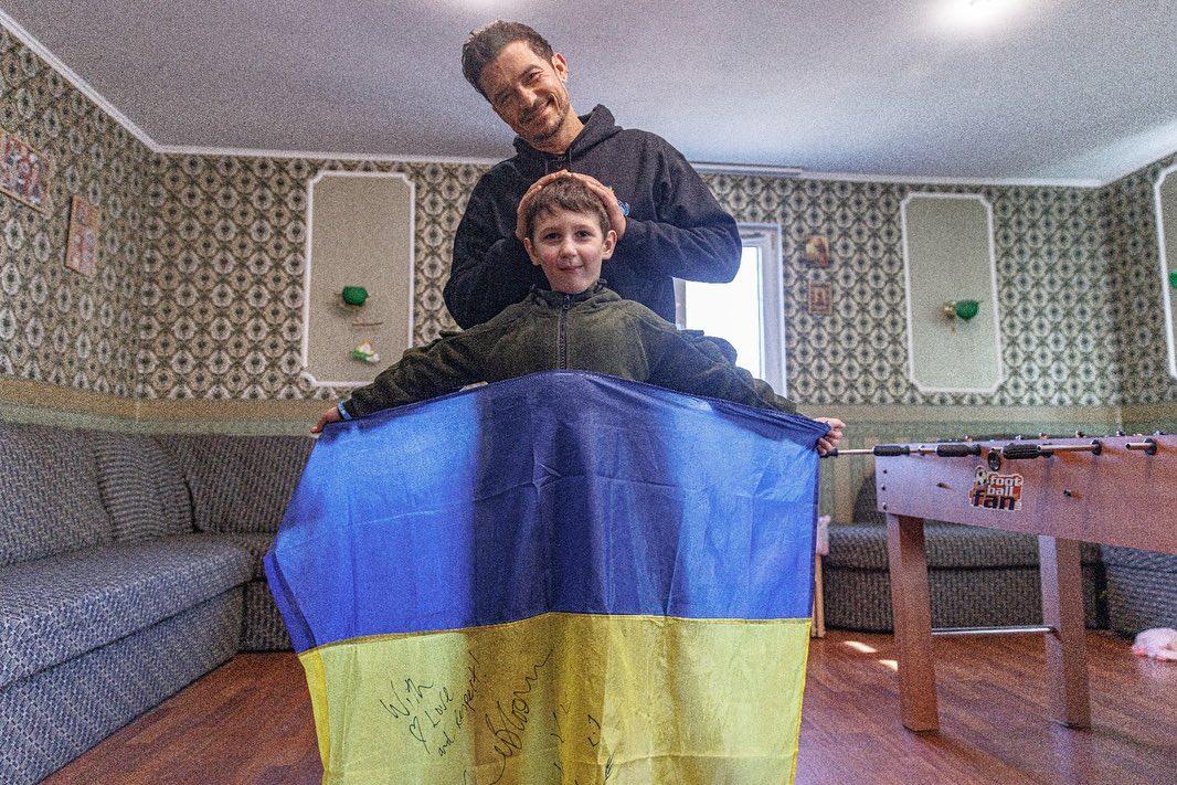 Orlando Bloom a vizitat un centru pentru copiii afectaţi de război în Ucraina. Actorul s-a întâlnit şi cu Zelenski