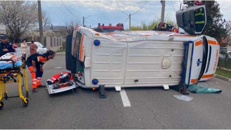 Copil de un an, rănit după ce ambulanța cu care era dus la spital a fost izbită din plin de o mașină, pe un drum din Ialomița