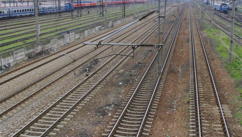 Izbit mortal de tren. Un bărbat din Prahova şi-a dat ultima suflare pe şinele de cale ferată, în zorii dimineţii