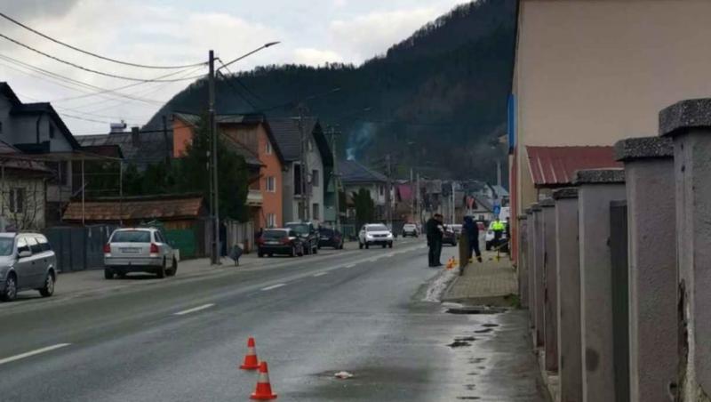 Femeie înjunghiată în gât şi în abdomen de soţul de care încerca să divorţeze. Bărbatul, găsit spânzurat în magazia de lângă bloc