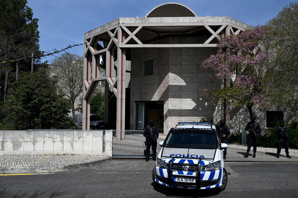 Doi oameni au murit, după ce un bărbat a intrat cu un cuțit într-un centru musulman din Lisabona