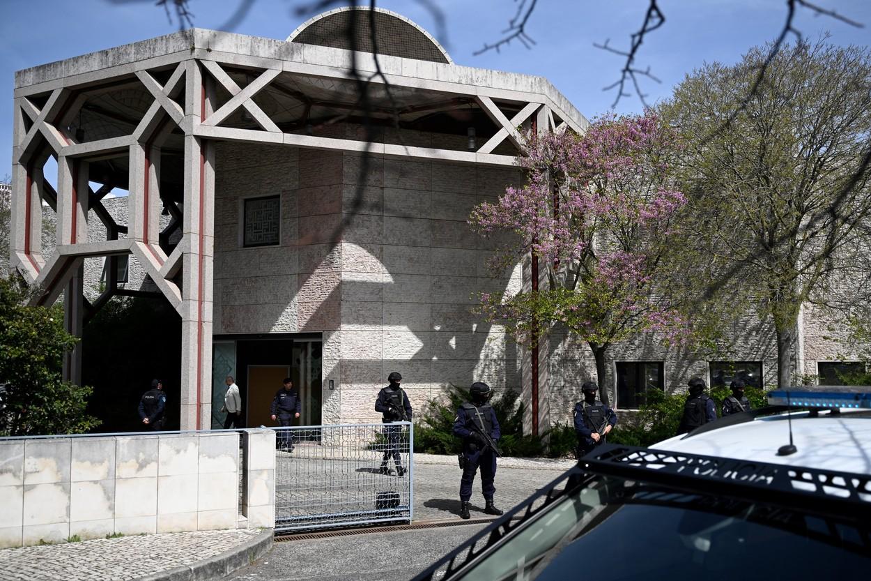 Doi oameni au murit, după ce un bărbat a intrat cu un cuțit într-un centru musulman din Lisabona