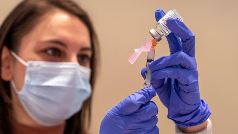 OMS a revizuit recomandările privind vaccinarea anti-COVID. Cine are "prioritate scăzută"