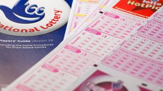 O femeie din Marea Britanie care susține că a câștigat 1 milion de lire a dat în judecată Loteria Națională