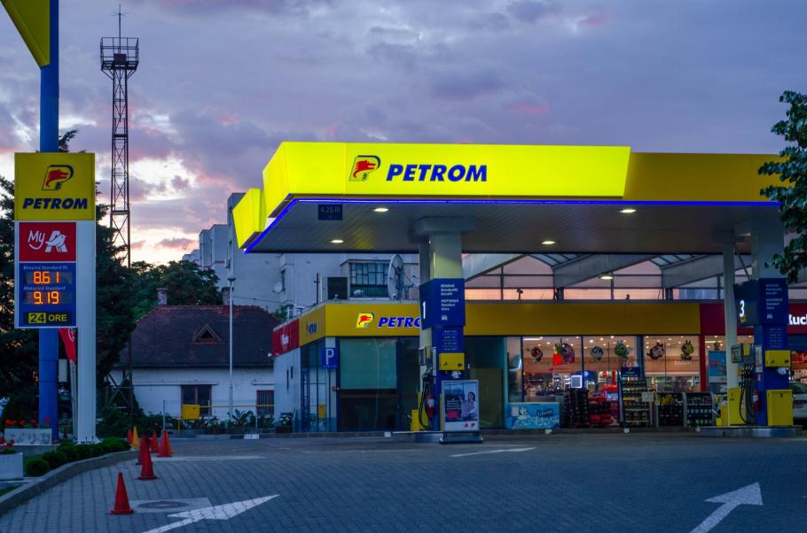 Parlamentul a modificat taxa de solidaritate pentru a obliga OMV Petrom să o plătească. Simion: Nu va face posibilă taxarea companiei Parlamentul a modificat taxa de solidaritate pentru a obliga OMV Petrom să o plătească. Simion: Nu va face posibilă taxarea companiei