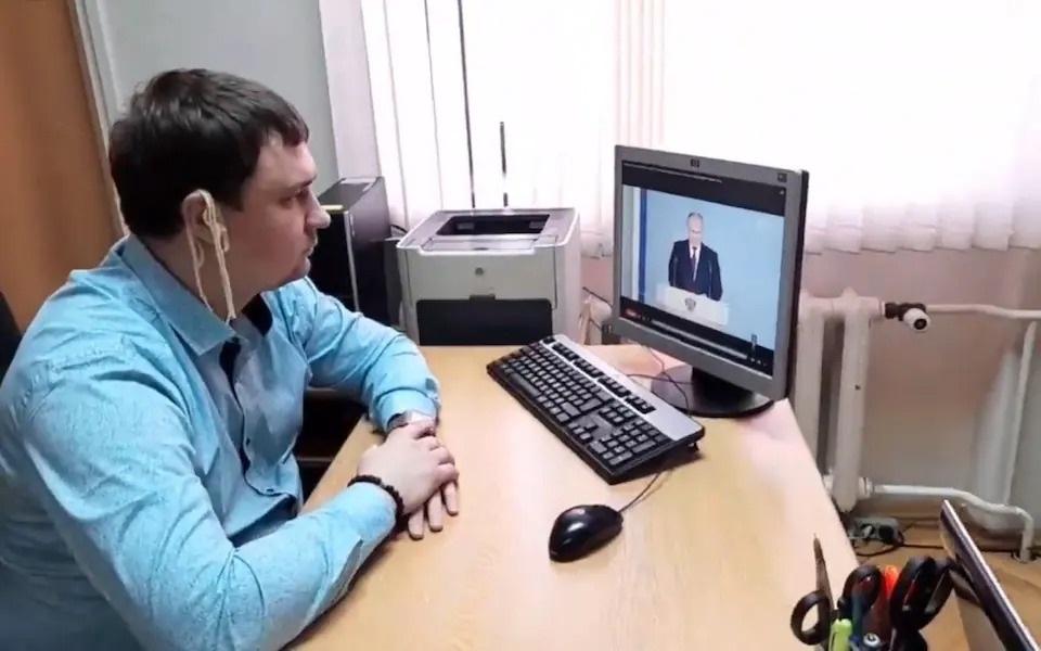 Un deputat rus va fi judecat după ce a ascultat discursul lui Putin cu tăiţei atârnând de urechi. Semnificaţia ascunsă a gestului său