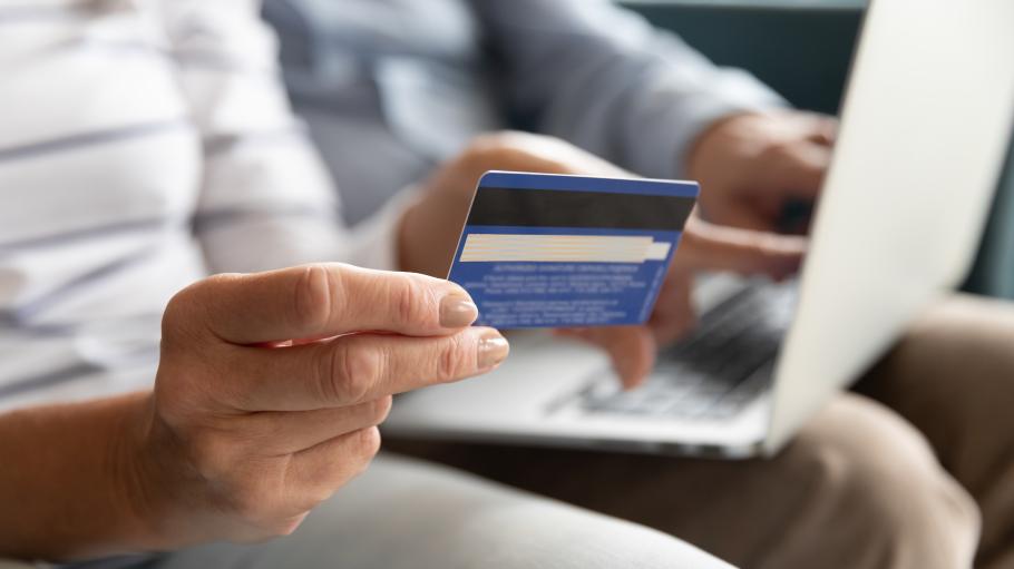 Schema prin care o funcţionară de la Banca Transilvania a furat 1,3 milioane de lei din contul unei persoane decedate Schema prin care o funcţionară de la Banca Transilvania a furat 1,3 milioane de lei din contul unei persoane decedate