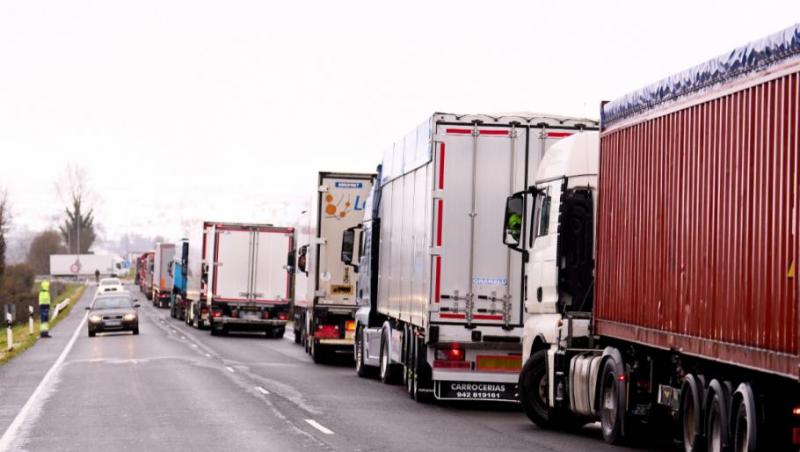 Poliţiştii din Vâlcea au oprit un TIR care circula haotic pe DN7. Şoferul turc, aproape de comă alcoolică