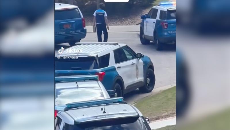 Momentul în care un curier ignoră trupele SWAT şi încearcă să ajungă până la uşa suspectului pentru a livra coletul. Cum au reacţionat poliţiştii