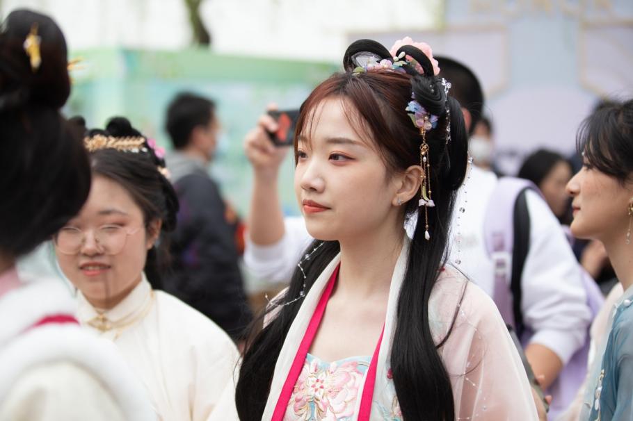 În China, elevii pot să-şi ia vacanţă de o săptămână ca să-şi găsească iubite. Ce le-au cerut profesorii În China, elevii pot să-şi ia vacanţă de o săptămână ca să-şi găsească iubite. Ce le-au cerut profesorii