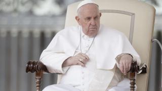 Ce face Papa Francisc în spital: lucrează, citește ziarele și se roagă. Suveranul Pontif ar putea fi externat zilele următoare