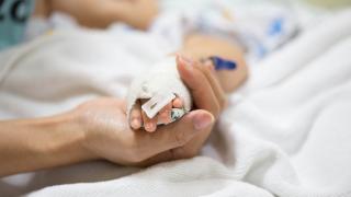 Medicii italieni au extirpat o tumoare de 2 kg din ficatul unei fetiţe de 10 luni. Cântărea cât un sfert din greutatea copilului