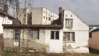Hoţii au furat acoperişul unei case din centrul oraşului Alba Iulia. Nimeni nu a văzut nimic ilegal în activitatea lor