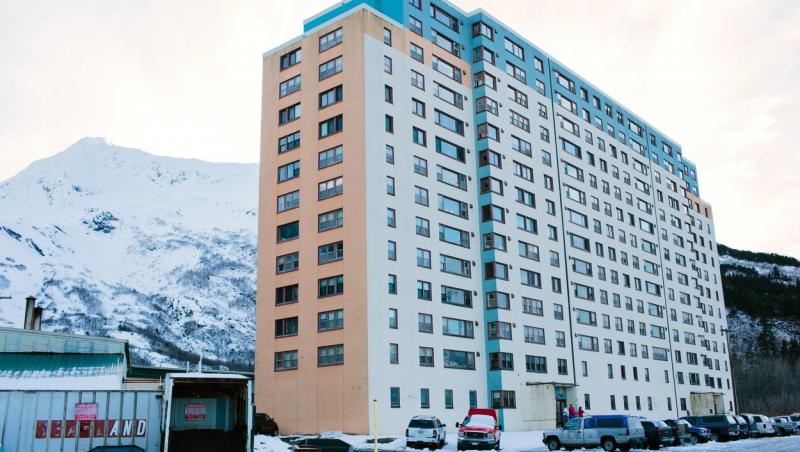 Oraşul în care toţi oamenii locuiesc în acelaşi bloc. Clădirea are o clinică, o biserică şi o secţie de poliţie, toate sub acelaşi acoperiş