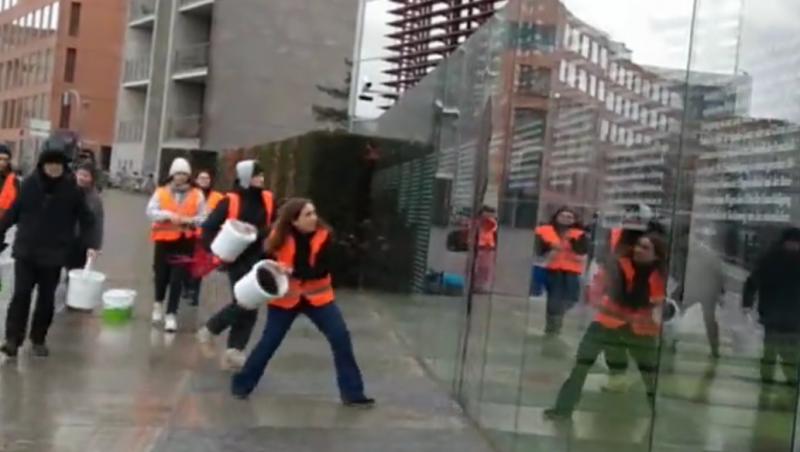 "Petrol sau drepturi constituţionale?" Activişti pentru schimbările climatice au vandalizat un monument german pe care sunt scrise articolele din Constituţie