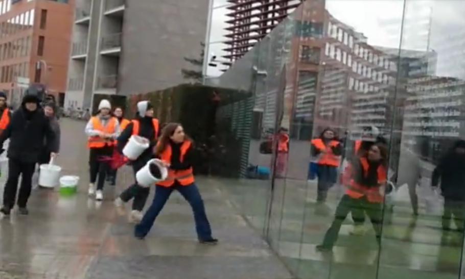 "Petrol sau drepturi constituţionale?" Activişti pentru schimbările climatice au vandalizat un monument german pe care sunt scrise articolele din Constituţie "Petrol sau drepturi constituţionale?" Activişti pentru schimbările climatice au vandalizat un monument german pe care sunt scrise articolele din Constituţie