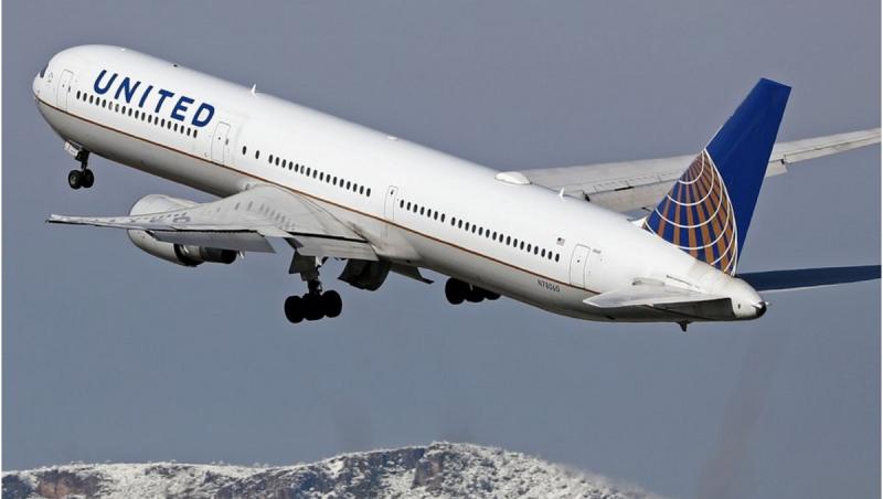 Bărbat din SUA, arestat după ce a încercat să înjunghie un însoţitor de bord. Ar fi vrut să deschidă ușa în timpul zborului, pentru a sări din avion