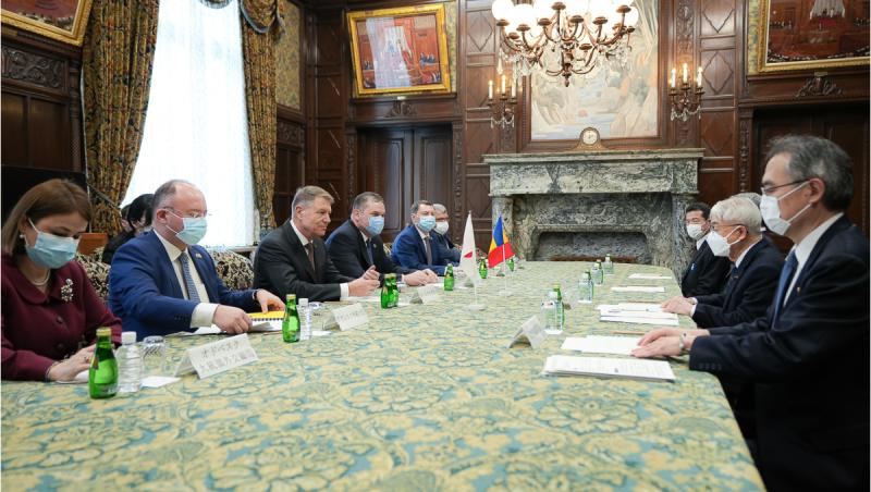 Klaus Iohannis, singurul fără mască, alături de parlamentarii japonezi. La întâlnirea cu Împăratul Naruhito a purtat