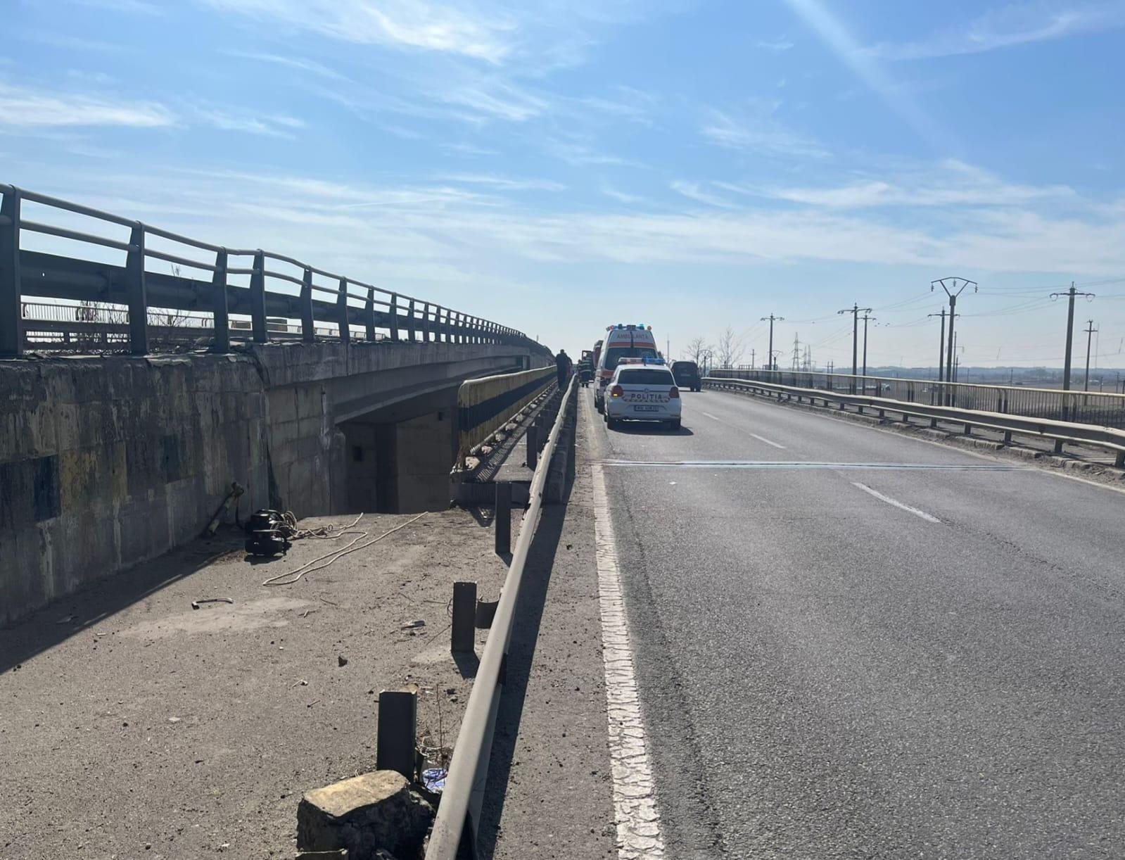 Două persoane au fost rănite, după ce mașina lor a căzut de pe un pod într-un canal betonat de irigaţii