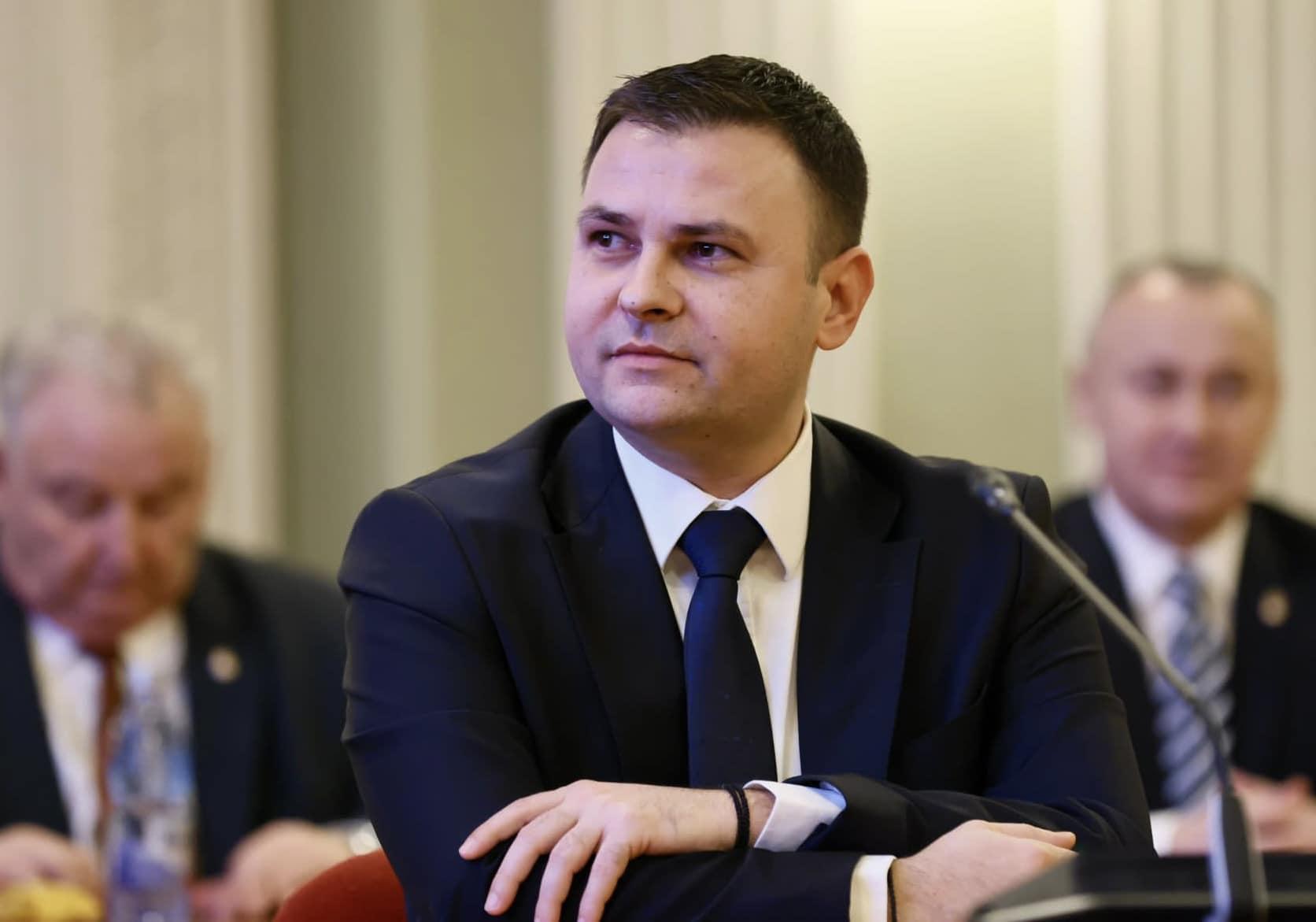 Derapaj grosolan al unui deputat PSD la adresa unei deputate USR: "Ştiu că femeile se bucură de orice minut în plus". Cum s-a scuzat parlamentarul