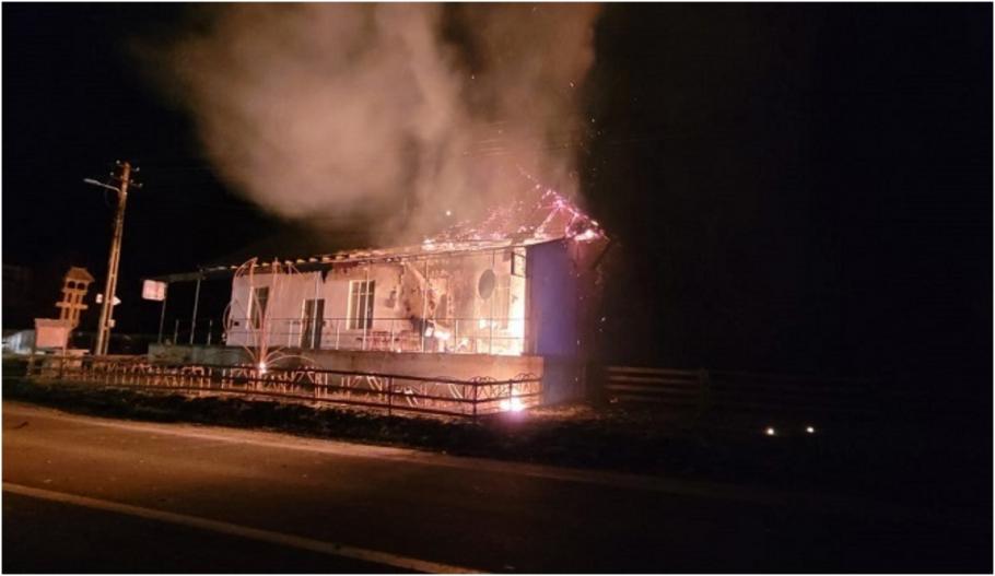 Magazin din Neamț, distrus din temelii de un incendiu Pompierii cred că focul a fost pus intenționat
