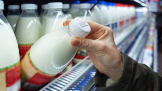 Un litru de lapte este mai scump în România decât în Franţa, deşi românii câştigă de două-trei ori mai puţin decât francezii