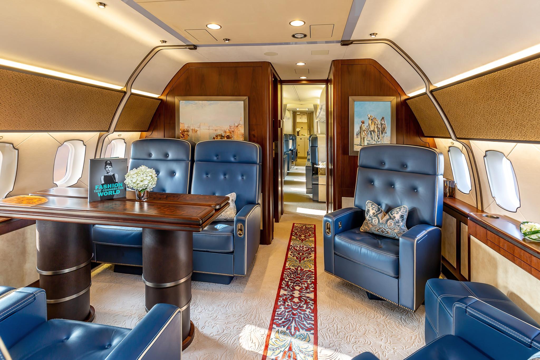 Cum arată în interior, avionul cu care călătorește președintele Iohannis