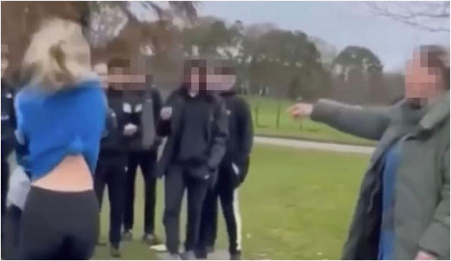 O adolescentă din Scoţia, încurajată de rude să-şi bată o colegă: imaginile au devenit virale O adolescentă din Scoţia, încurajată de rude să-şi bată o colegă: imaginile au devenit virale