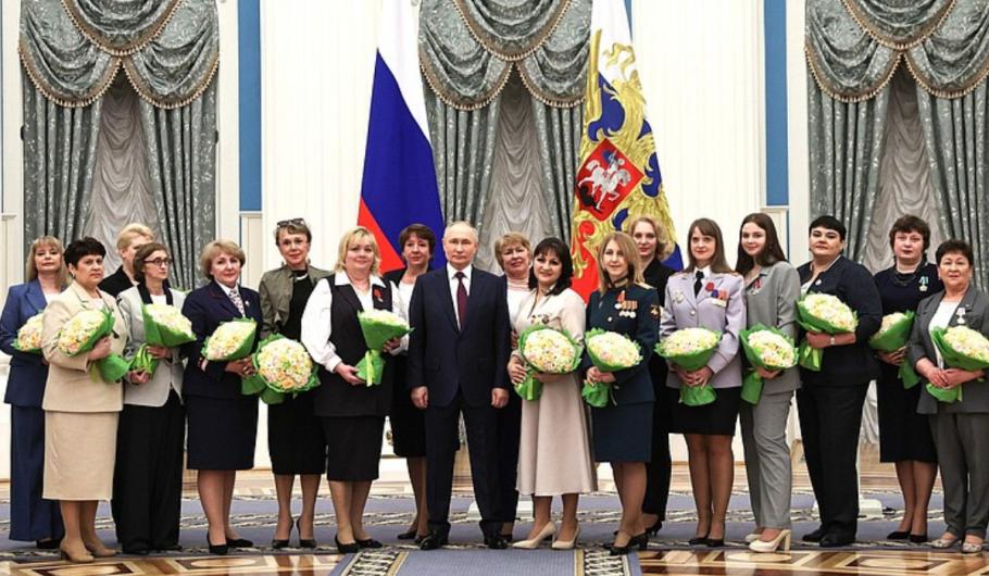 Putin le felicită pe femei, la Kremlin Putin le felicită pe femei, la Kremlin