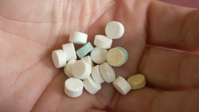 O mamă şi-a găsit fiica de 14 ani moartă în pat, ucisă de o supradoză de ecstasy. Viaţa devenise un loc întunecat pentru eleva eminentă din Anglia
