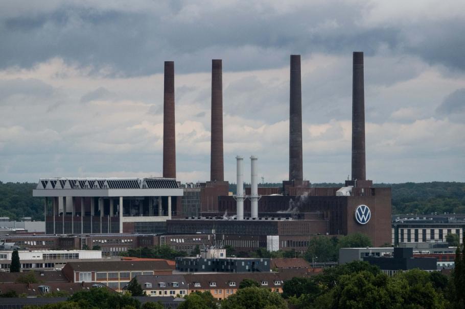 Volkswagen renunță la construirea unei fabrici de baterii pentru mașini în estul Europei. Așteaptă să vadă dacă UE va acorda subvenții cum fac SUA Volkswagen renunță la construirea unei fabrici de baterii pentru mașini în estul Europei. Așteaptă să vadă dacă UE va acorda subvenții cum fac SUA