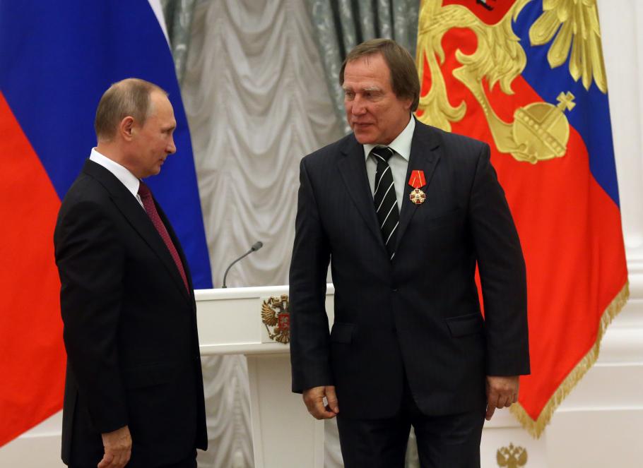 "Violoncelistul lui Putin", transferuri de milioane de euro într-o bancă elveţiană. Patru bancheri, inculpaţi. Kremlin: Legăturile cu liderul rus, "putinofobie" antirusească "Violoncelistul lui Putin", transferuri de milioane de euro într-o bancă elveţiană. Patru bancheri, inculpaţi. Kremlin: Legăturile cu liderul rus, "putinofobie" antirusească