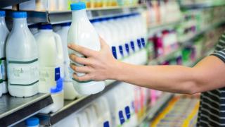 Cât costă de fapt un litru de lapte de la fermieri. La raft este cu 30% mai scump decât în Europa Centrală