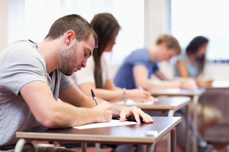Prelungirea alocaţiiei după 18 ani. Ce copii au acest drept şi unde se depune cererea