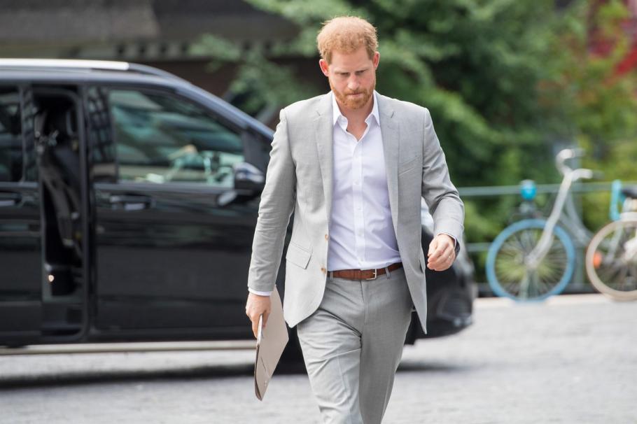 Prinţul Harry încalcă protocolul regal. Va depune mărturie în dosarul în care se judecă cu un grup de presă britanic Prinţul Harry încalcă protocolul regal. Va depune mărturie în dosarul în care se judecă cu un grup de presă britanic