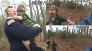 Momentul în care un băiețel de 4 ani este găsit de polițiști, după ce el și cățelușul lui s-au rătăcit într-o pădure din SUA: "Hei amice, te-am prins. Ești bine"