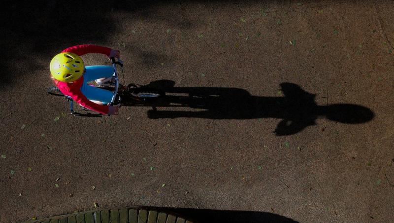 Copil de 13 ani, lovit de o şoferiţă în timp ce se plimba cu bicicleta, în Piatra Olt. În ce stare e micuţul