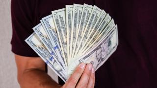 Un american a dat lovitura: a câştigat două milioane de dolari cu un loz răzuibil, după ce în 2021 mai câştigase un milion