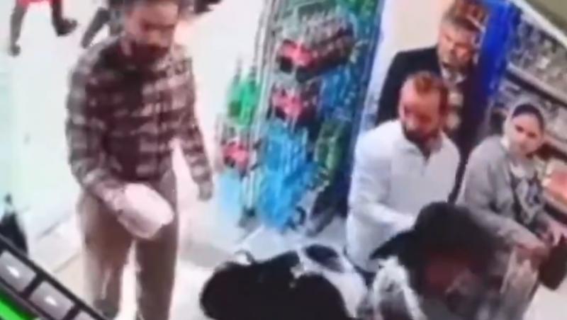 Un bărbat din Iran a turnat iaurt în cap unor femei care nu purtau hijab. Poliţia le-a arestat pe cele două tinere