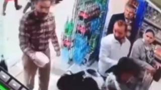 Un bărbat din Iran a turnat iaurt în cap unor femei care nu purtau hijab. Poliţia le-a arestat pe cele două tinere