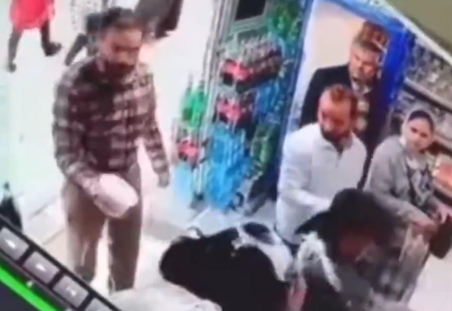 Un bărbat din Iran le-a turnat iaurt în cap unor femei care nu purtau hijab. Poliţia le-a arestat pe cele două tinere Un bărbat din Iran le-a turnat iaurt în cap unor femei care nu purtau hijab. Poliţia le-a arestat pe cele două tinere