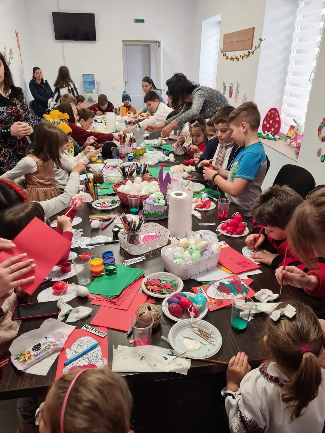 Zeci de localnici din Baia de Fier au împodobit copacul cu ouă roșii