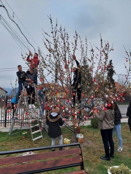 Zeci de localnici din Baia de Fier au împodobit copacul cu ouă roșii