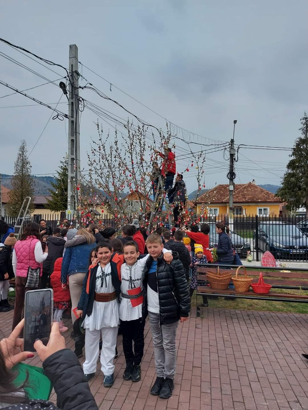 Zeci de localnici din Baia de Fier au împodobit copacul cu ouă roșii