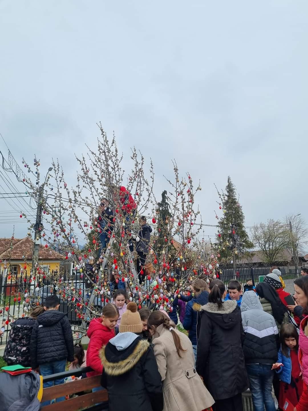 Zeci de localnici din Baia de Fier au împodobit copacul cu ouă roșii