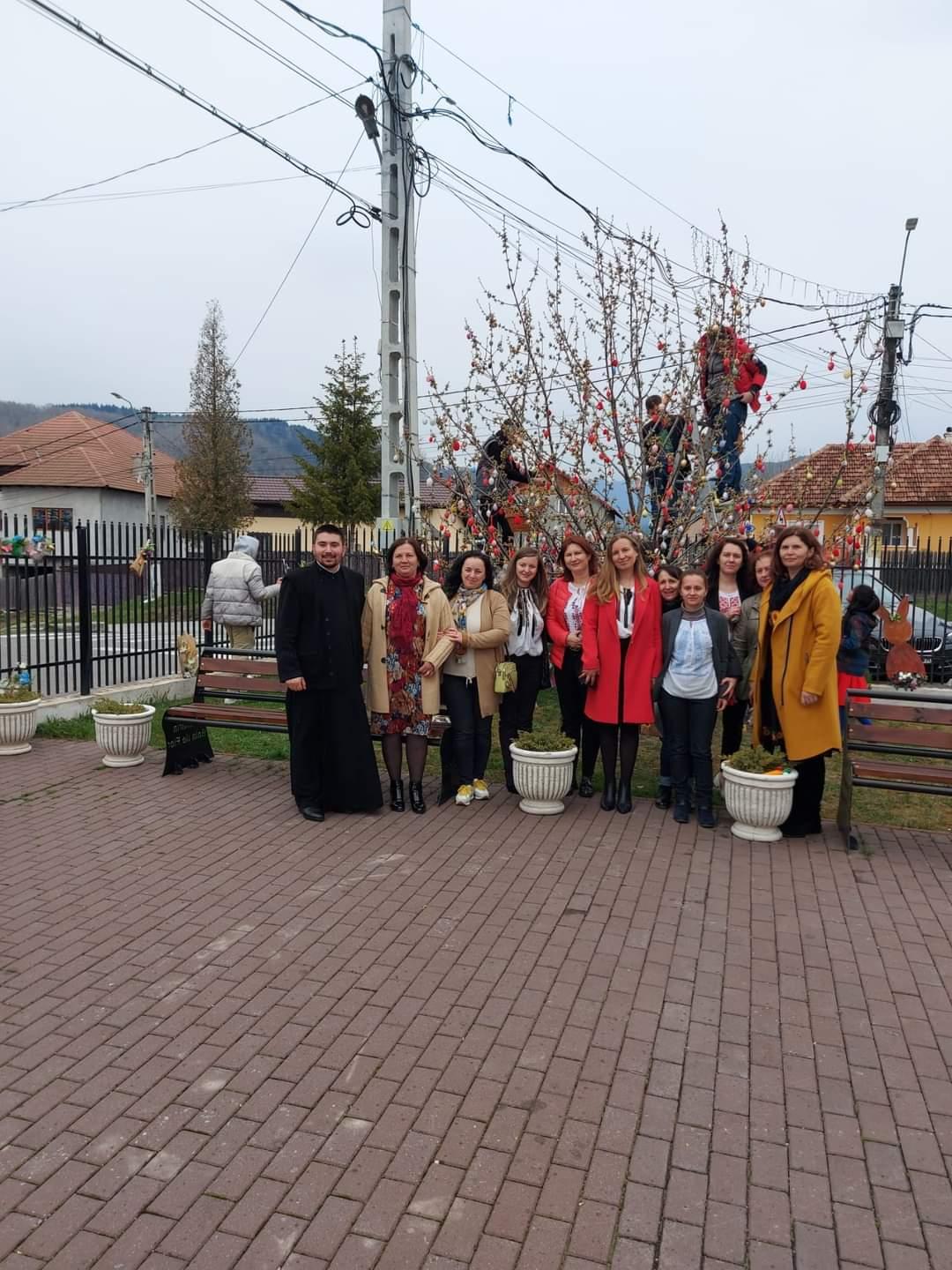 Zeci de localnici din Baia de Fier au împodobit copacul cu ouă roșii