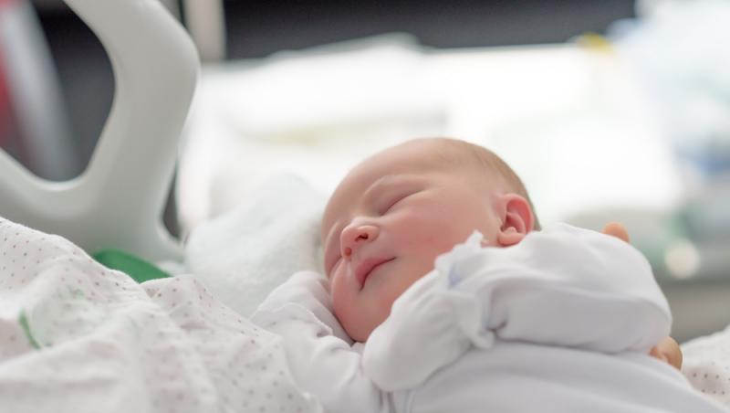 „Mă numesc Enea. Mama mă iubeşte, dar nu mă poate creşte”. Mesajul sfâşietor lăsat de o femeie lângă bebeluşul pe care l-a abandonat într-un spital din Italia