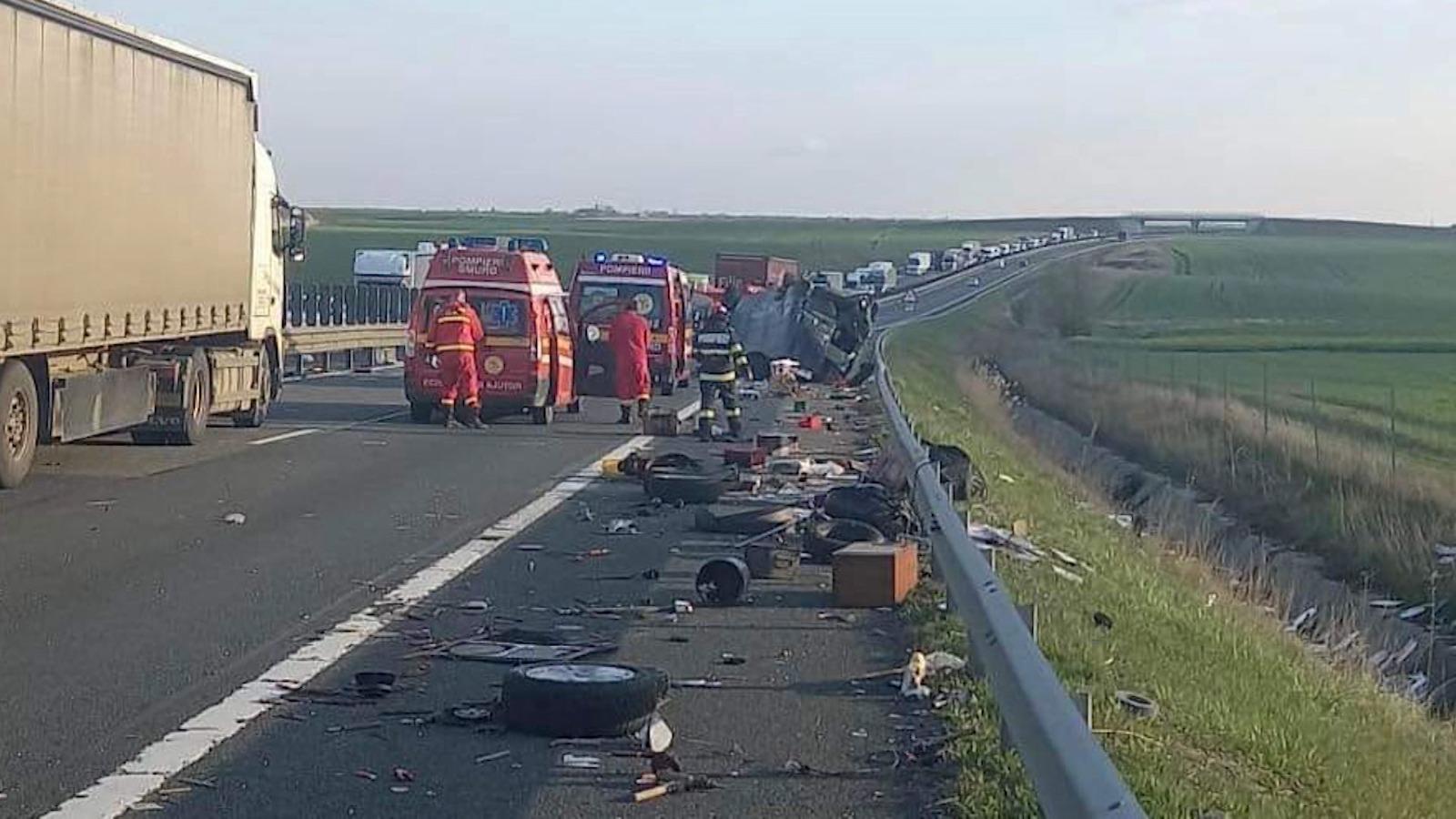 Accident cu trei răniţi pe A1