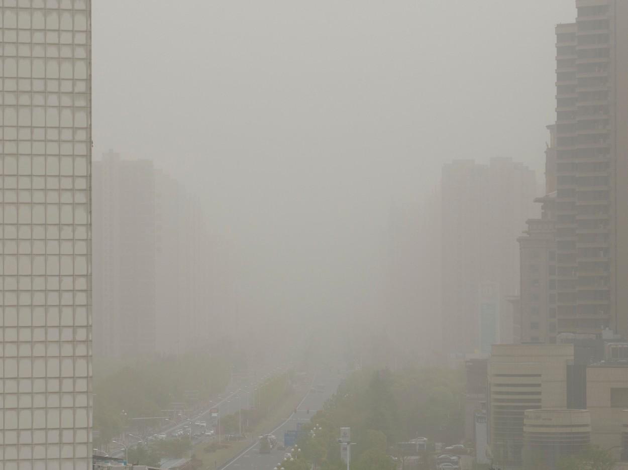 Furtună de nisip în China. Poluarea a atins un nivel periculos